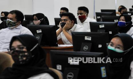 Pemkot Jakbar Siapkan 20 Komputer Cadangan Seleksi CPNS. Sejumlah peserta mengikuti tes SKD (Seleksi Kompetensi Dasar) CPNS di Kantor BKN Pusat, Jakarta Timur, Kamis (2/9/2021). Sebanyak 800 peserta mengikuti tes SKD CPNS yang dibagi menjadi dua sesi dengan menerapkan protokol kesehatan COVID-19. 