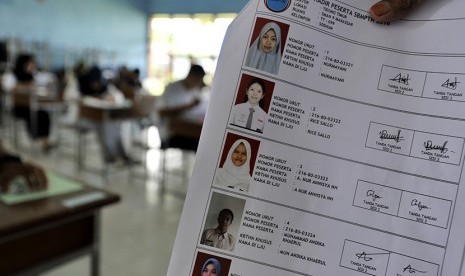 Sejumlah peserta mengikuti ujian Seleksi Bersama Masuk Perguruan Tinggi Negeri (SBMPTN) 2016.