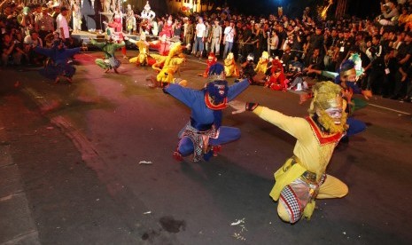 Sejumlah peserta meramaikan acara Jogja Java Carnival di sepanjang jalan Malioboro, Sabtu malam (25/10). Jogja Java Carnival dalam rangka memperingati hari jadi kota Yogyakarta ke-252.