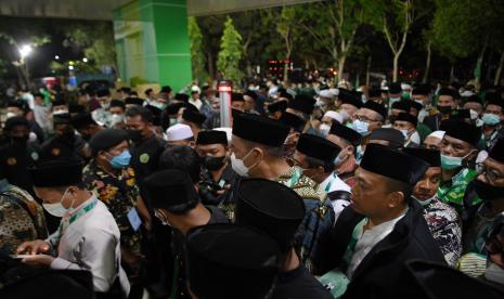 Muktamar NU Bahas Operasi Penyesuaian Kelamin Pasien Interseks. Sejumlah peserta muktamar (muktamirin) antre memasuki ruang sidang pleno saat Muktamar Nahdlatul Ulama (NU) ke-34 di UIN Raden Intan, Bandar Lampung, Rabu (22/12/2021). Muktamar NU ke-34 mengusung tema Satu Abad NU: Kemandirian dalam Berkhidmat untuk Peradaban Dunia.