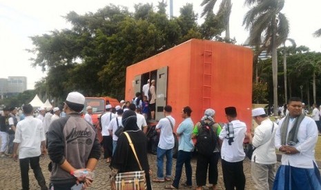 Sejumlah peserta Reuni 212 menggunakan fasilitas toilet umum yang disiapkan Pemkot DKI di Lapangan Monas, Sabtu (2/12)