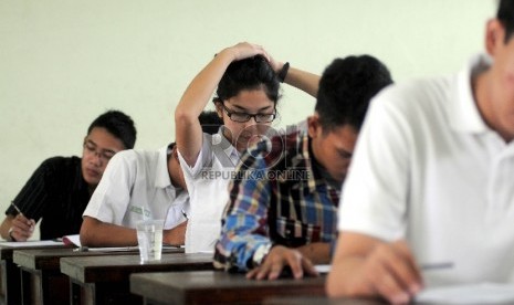 Sejumlah peserta Seleksi Nasional Masuk Perguruan Tinggi Negeri (SNMPTN) mengerjakan soal ujian tertulis di SMK Negeri 5 Jakarta, Selasa (12/6). 