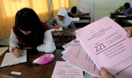 Sejumlah peserta Seleksi Nasional Masuk Perguruan Tinggi Negeri (SNMPTN) mengerjakan soal ujian tertulis di SMK Negeri 5 Jakarta, Selasa (12/6). 