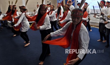 Sejumlah peserta Siswa Mengenal Nusantara asal Kalimantan Tengah menampilkan tari daerah asalnya di Pelabuhan Tanjung Priok, Jakarta, Rabu (14/8/2019). 