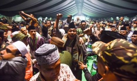 Sejumlah peserta terlibat adu argumen saat pembahasan Tata Tertib Muktamar NU ke 33 di Alun-alun Jombang, Jawa Timur, Minggu (2/8) malam. Pembahasan Tatib tersebut diskors hingga Senin (3/8), karena kondisi yang tidak memungkinkan untuk melanjutkan pembaha