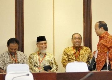 Sejumlah peserta tes calon pimpinan KPK, (dari kiri) Bambang Widjojanto, Abdullah Hehahamua, Bagindo Fachmi dan Yunus Effendi berbincang saat jeda  ujian Seleksi Calon Pimpinan KPK di gedung Kementerian Hukum & HAM, Jakarta.