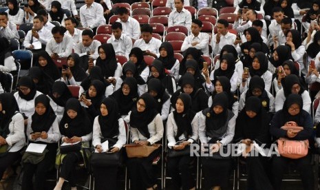 Sejumlah peserta tes menyimak penjelasan panitia tentang tertundanya Seleksi Kemampuan Dasar (SKD) Calon Pegawai Negeri Sipil (CPNS) 2018 di GOR Wujil, Bergas, Kabupaten Semarang, Jawa Tengah, Jumat (26/10/2018). 