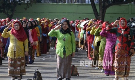 Sejumlah peserta upacara bendera mengenakan pakaian adat Lampung dalam rangka peringatan Hari Ibu ke-91 di Bandar Lampung, Lampung, Senin (23/12/2019). 