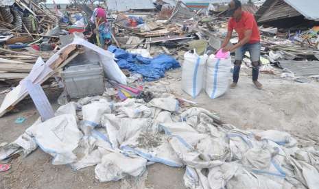 Sejumlah petani mengumpulkan sisa garam yang dapat diambil kembali di sekitar rumah dan lahannya yang porak-poranda akibat gempa dan tsunami di Palu, Sulawesi Tengah, Selasa (9/10). 