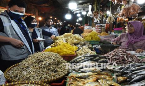 Petugas gabungan menggelar sidak untuk memeriksa kandungan makanan berbahaya di pasar tradisional (ilustrasi).