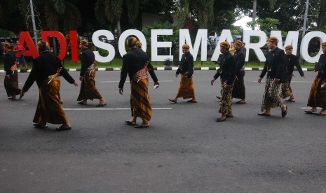 Sejumlah petugas Bandara Adi Soemarmo mengenakan pakaian adat Jawa saat kirab peluncuran ikon Bandara Adi Soemarmo di Ngemplak, Boyolali, Jawa Tengah.