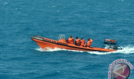 Sejumlah petugas Basarnas menyisir lokasi titik tenggelamnya KMP Bahuga Jaya di Perairan Selat Sunda, Kamis (27/9). Puluhan Tim SAR gabungan dari Bazarnas, Denjaka Korps Marinir dan Dinas Perhubungan Provinsi Lampung dikerahkan untuk melakukan pencarian te