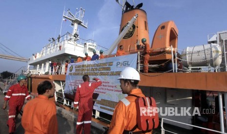 Sejumlah petugas beraktivitas di sekitar Kapal Geomarin III yang berlabuh di Pelabuhan Merak, Banten, Minggu (6/8). 