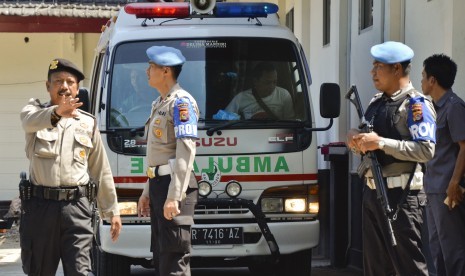 Sejumlah petugas berjaga dekat mobil ambulan yang mengangkut jenazah terduga teroris jaringan Bima usai dilakukan otopsi di Rumah Sakit Bhayangkara Polda NTB di Mataram, Rabu (1/11). 