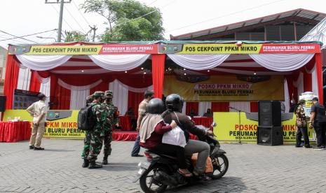 Sejumlah petugas berjaga di pos pemeriksaan Perumahan Bluru Kidul Regency yang memberlakuan pembatasan kegiatan masyarakat (PPKM) skala mikro di Sidoarjo, Jawa Timur, Rabu (10/2/2021). PPKM skala mikro digelar hingga 22 Februari 2021 dengan pengawasan mobilitas warga yang keluar masuk desa, tes massal dan penelusuran kontak erat terkonfirmasi positif yang bertujuan untuk mendorong Kabupaten Sidoarjo menjadi zona hijau COVID-19.