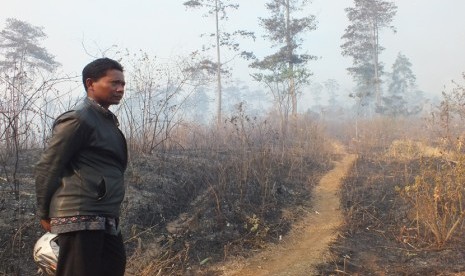 Sejumlah petugas berusaha memadamkan api pada Kebakaran hutan di Gunung kareumbi, Kabupaten Sumedang, Kamis (29/10). 