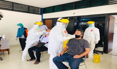 Sejumlah petugas dari Dinas Kesehatan (Dinkes) Kota Bogor melakukan tes rapid antigen terhadap para sopir, kondektur, serta penumpang di Terimnal Baranangsiang, Kecamatan Bogor Timur, Kota Bogor. Pelaksanaan tes rapid antigen ini bekerjasama dengan Badan Pengelola Transportasi Jabodetabek (BPTJ) Kemenhub.