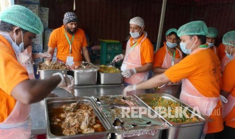  Sejumlah petugas dari salah satu perusahaan katering yang memasok makanan bagi jamaah haji Indonesia di Arafah, mengemas makanan di dapur umum pada perkemahan maktab. (Republika/Amin Madani)