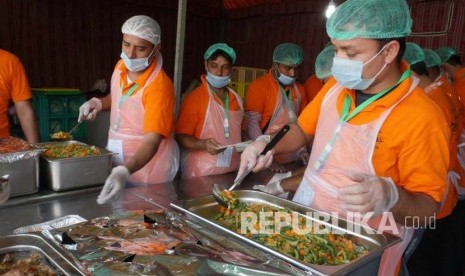  Sejumlah petugas dari salah satu perusahaan katering yang memasok makanan bagi jamaah haji Indonesia di Arafah, Sabtu (10/9), mengemas makanan di dapur umum pada perkemahan maktab. (Republika/Amin Madani)