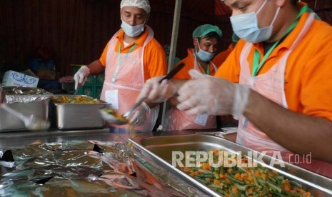  Sejumlah petugas dari salah satu perusahaan katering yang memasok makanan bagi jamaah haji Indonesia (Ilustrasi)