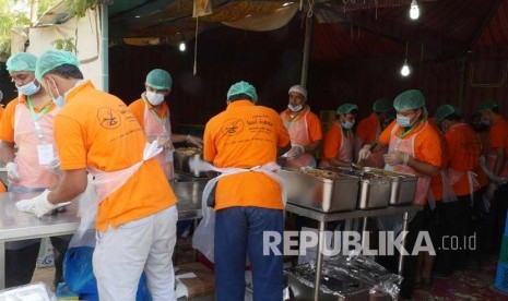 Sejumlah petugas dari salah satu perusahaan katering yang memasok makanan bagi jamaah haji Indonesia di Arafah, Sabtu (10/9), mengemas makanan di dapur umum pada perkemahan maktab. (Republika/Amin Madani)