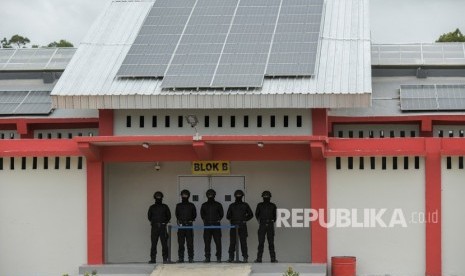 Sejumlah petugas dengan menggunakan sebo, melakukan penjagaan di Blok B Lapas Kelas II-A Karanganyar, Pulau Nusakambangan, Cilacap, Jateng. Kantor Wilayah Kementerian Hukum dan HAM (Kemenkumham) Jawa Tengah mencatat tidak ada narapidana penghuni tiga lapas di Nusakambangan, Kabupaten Cilacap, yang memperoleh pengurangan masa hukuman atau remisi Idul Fitri 1443 Hijriah.  