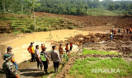 Sejumlah petugas dibantu warga melakukan pencarian korban longsor di Desa Pasirpanjang, Salem, Brebes, Jawa Tengah, Jumat (23/2). Pencarian 15 korban longsor dihentikan akibat terkendala cuaca hujan.