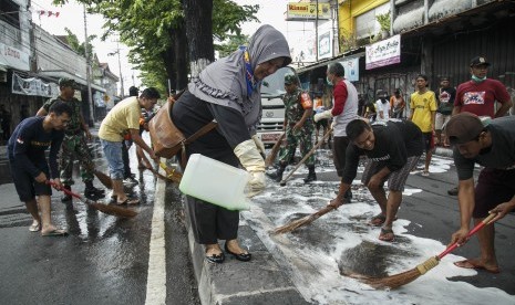 Sejumlah petugas dibantu warga membersihkan kotoran burung migran Layang-layang Asia (Hirundo rustica) di Kawasan Gondomanan, DI Yogyakarta, Rabu (28/11/2018). 