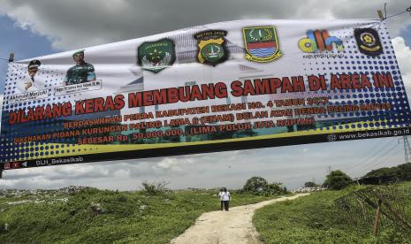 Sejumlah petugas Dinas Lingkungan Hidup (DLH) mengamati Tempat Pembuangan Sampah (TPS) sepanjang 500 meter di bantaran kali CBL (Cikarang Bekasi Laut) di Tambun, Kabupaten Bekasi, Jawa Barat, Senin (24/1/2022). Pemerintah setempat menutup akses masuk lokasi ke TPS ilegal tersebut dan merencanakan akan memindahkan sampah ke TPS Burangkeng. 