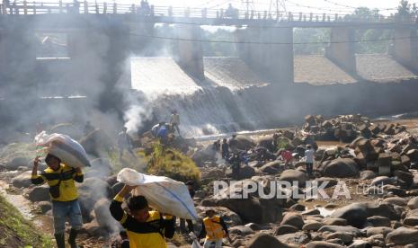 Sejumlah petugas gabungan dan Satgas Naturalisasi Ciliwung bersama relawan membersihkan sampah di sungai Ciliwung, Bendung Katulampa, Kota Bogor, Jawa Barat, Kamis (16/9/2021). Aksi tersebut merupakan rangkaian kegiatan World Cleanup Day.