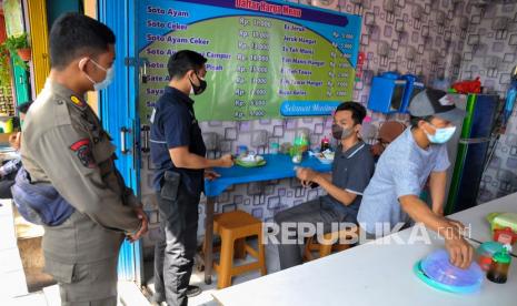 Satpol PP Temukan Pelanggaran Makan di Tempat Lebih 20 Menit (ilustrasi).