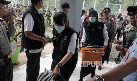 Sejumlah petugas gabungan melakukan persiapan razia narkoba, di Lapas Narkotika, Nusakambangan, Jateng, Kamis (2/2).