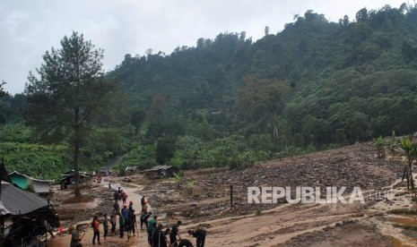 Sejumlah petugas gabungan membersihkan material lumpur akibat banjir bandang di Cianjur. (Ilustrasi)