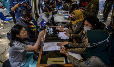 Sejumlah petugas gabungan saat menindak warga yang tidak menggunakan masker di perbatasan Depok-Jakarta.