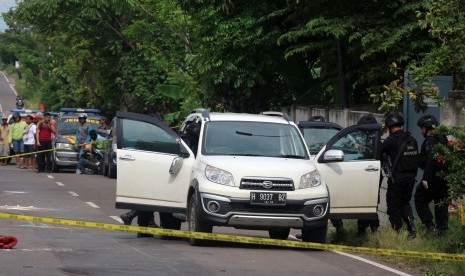 Sejumlah petugas Gegana Polda Jawa Timur memeriksa mobil terduga teroris di jalan Pantura di Desa Beji, Kecamatan Jenu, Tuban, Jawa Timur, Sabtu (8/4).