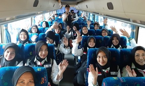 Sejumlah petugas haji Daker Madinah berada di dalam bus yang akan mengantar mereka menuju Bandara Soekarno Hatta, Cengkareng, Banten, Kamis (4/7).