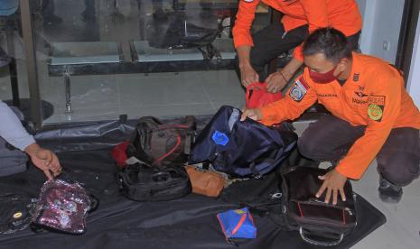 Sejumlah petugas Kantor Pencarian dan Pertolongan Orang SAR Kelas II Kupang menggelar sejumlah barang temuan milik korban terbakarnya kapal cepat Cantika Express 77 yang ditemukan di Laut saat proses pencarian korban hilang saat konferensi pers terkait perkembangan korban kapal terbakar di dermaga Tenau, Kupang, NTT, Sabtu (29/10/2022). Sampai dengan Sabtu (29/10) jumlah korban meninggal dunia akibat terbakarnya kapal rute Kupang-Alor itu menjadi 20 orang dengan rincian, 19 orang ditemukan di laut, satunya lagi meninggal di RS setelah dirawat intensif selama kurang lebih enam hari di RSUD WZ Johanes Kupang. 