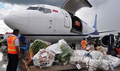 Petugas kargo di Bandara Moses Kilangin Timika, Papua. Sebanyak 106 penumpang pesawat Garuda Indonesia harus menjalani isolasi mandiri demi menghindari penyebaran Covid-19 di Kabupaten Mimika (ilustrasi).