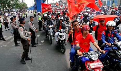 Sejumlah petugas keamanan menjaga berlangsungnya aksi Mogok Nasional Di sekitar Pintu Tol Cikarang Barat, Jawa Barat. Rabu (3/10). Untuk menghindari penutupan tol Jakarta-Cikampek dan aksi yang menjurus pada tindakan makar, sebanyak 2.331 petugas dikerahka