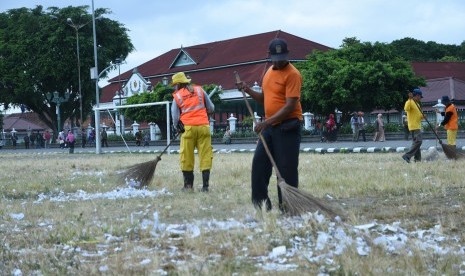 Sejumlah petugas kebersihan dari Dinas Lingkungan Hidup Kota Yogyakarta.