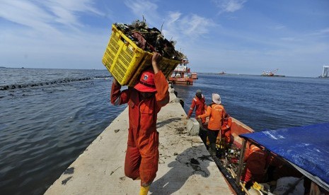 Dinas Lingkungan Hidup (DLH) Provinsi DKI Jakarta menguji sampel air laut di Ancol dan Muara Angke, Jakarta Utara. (Foto ilustrasi: Petugas kebersihan DKI)