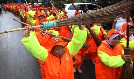 Sejumlah petugas kebersihan kota Tangerang melakukan pawai dalam pembukaan 