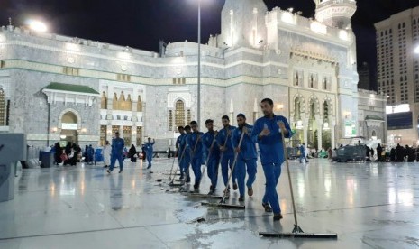 Sejumlah petugas kebersihan sedang membersihkan lantai di halaman Masjid al-Haram, Rabu (7/10) dini hari.