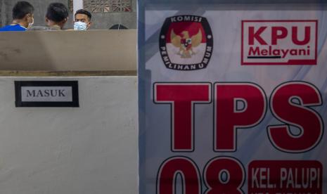 Sejumlah petugas Kelompok Penyelenggara Pemungutan Suara (KPPS) mempersiapkan atribut pelaksanaan Pilkada Serentak usai pendistribusian logistik di TPS 8 Kelurahan Palupi, Palu, Sulawesi Tengah, Selasa (8/12/2020) malam. Komisi Pemilhan Umum (KPU) merampungkan distribusi logistik untuk pemilihan Gubernur/Wakil Gubernur Sulteng dan Wali Kota/Wakil Wali Kota Palu pada 9 Desember 2020 ke 699 TPS dengan jumlah pemilih sebanyak 250.635 orang.