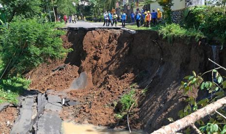 Sejumlah petugas Kementerian Pekerjaan Umum Bina Marga Wonosobo mengamati lokasi tanah longsor (ilustrasi) 