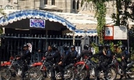 Sejumlah petugas kepolisian berjaga-jaga di depan  Gereja Katedral Jakarta Pusat. 