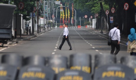 Sejumlah petugas kepolisian berjaga saat pengalihan arus lalulintas di Jalan Veteran III, Jakarta Pusat, Kamis (21/8). Pengalihan arus tersebut akibat massa pendukung tim Prabowo-hatta yang melakukan aksi unjuk rasa menjelang sidang putusan perselisihan ha