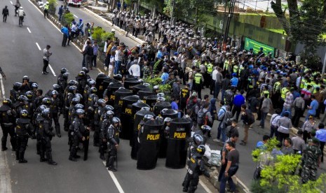 Sejumlah petugas kepolisian berjaga dalam eksekusi lahan sengketa (ilustrasi)