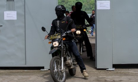 Sejumlah petugas kepolisian bersenjata berkumpul sebelum diseberangkan ke Pulau Nusakambangan, di Dermaga Penyeberangan Wijayapura, Cilacap, Jateng, Rabu (27/7). 