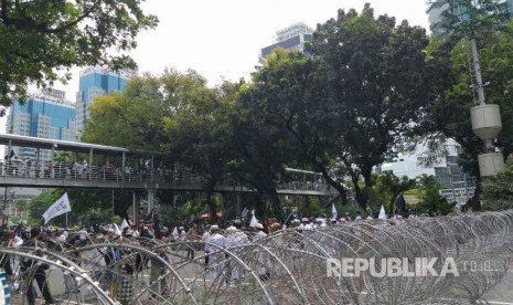 Sejumlah petugas kepolisian bersiaga di depan gedung Kementerian Pariwisata Jalan Merdeka Barat, Jumat (2/11). 